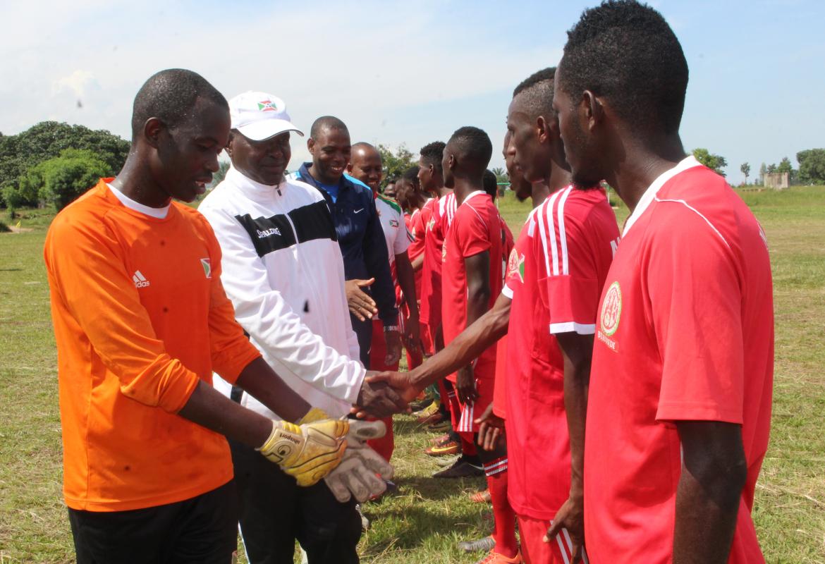 Le C/Adj de la FDNB en train de saluer les joueurs