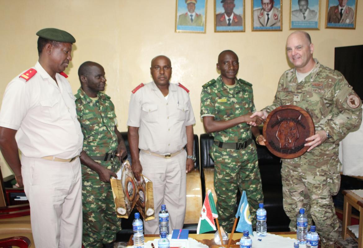 Echange des cadeaux entre C/FDNB et le Comd-Adj de la Force  Opérationnelle Interarmées dans la Corne de l’Afrique