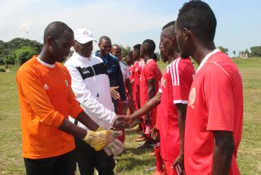 Le C/Adj de la FDNB en train de saluer les joueurs